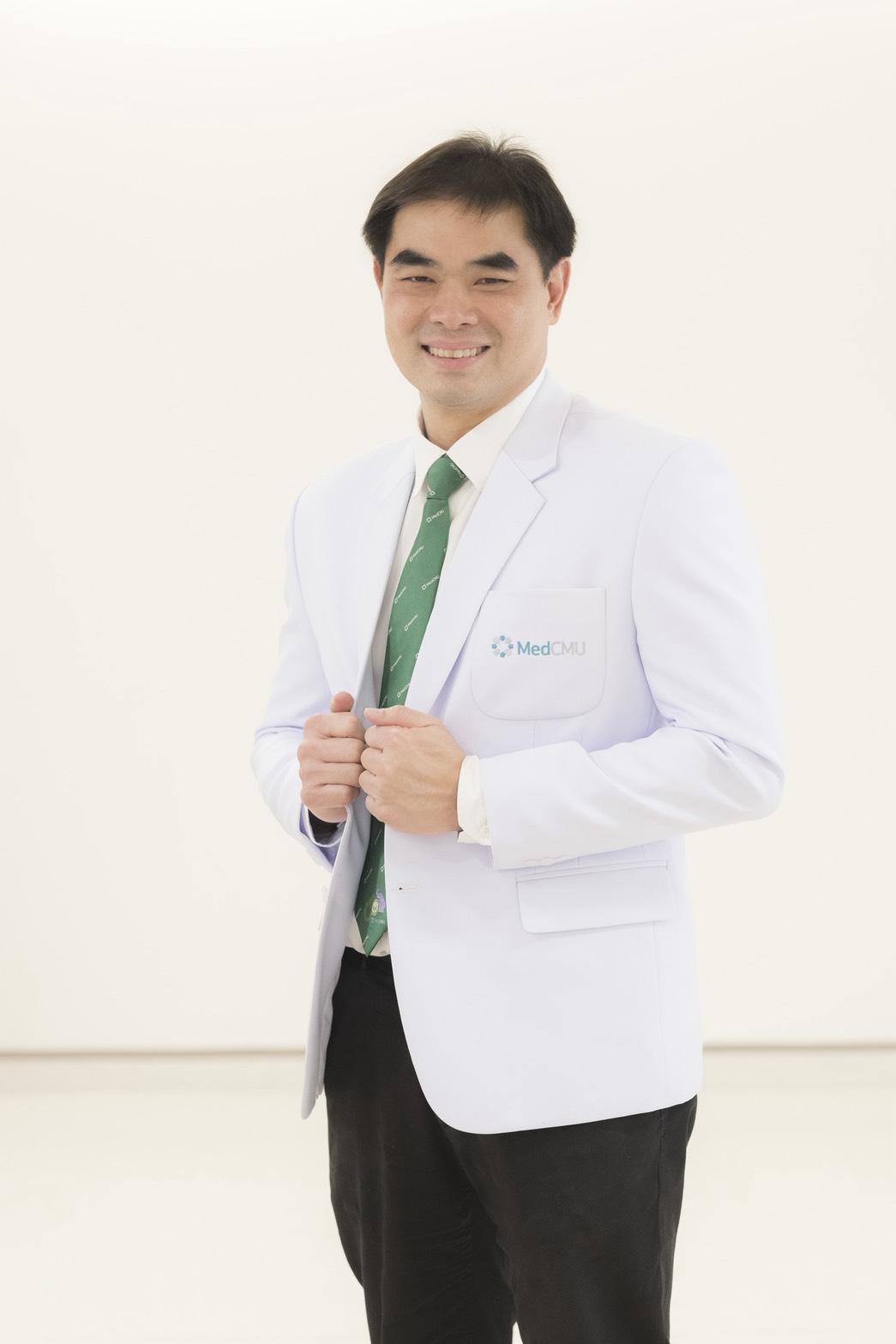 ผศ.นพ.ธนินนิตย์ ลีรพันธ์ แพทย์ผู้เชี่ยวชาญโรคกระดูกและข้อ