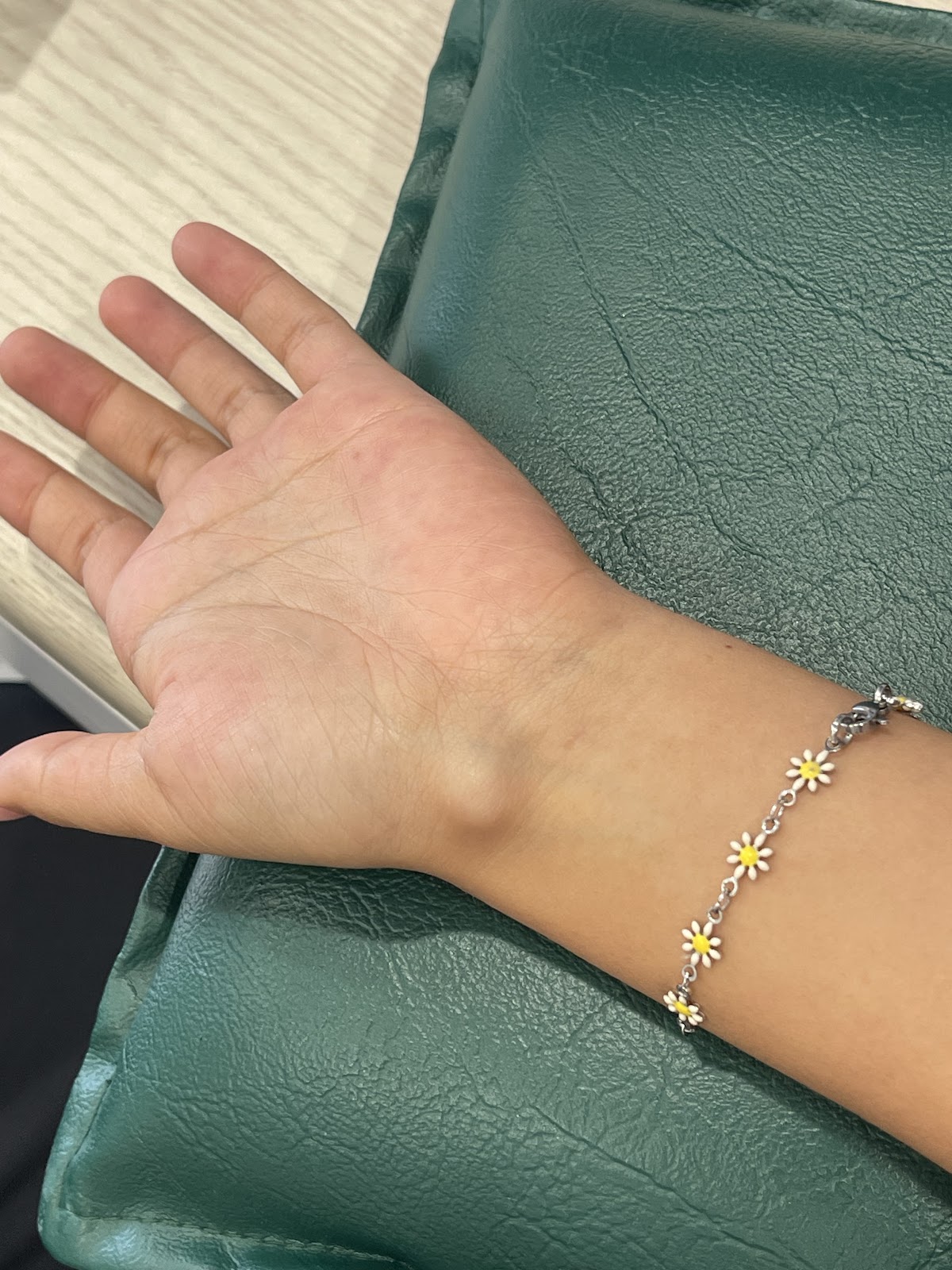 ก้อนนุ่มๆ ที่ข้อมือ... แค่ถุงน้ำ หรืออันตรายที่ต้องระวัง?"